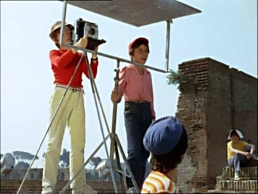Fotogramma: i ragazzi sul loro 'set' al Colosseo